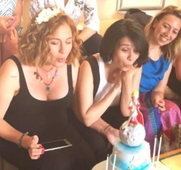 Ceyda Düvenci Türkiyeye gözyaşları içinde veda etti