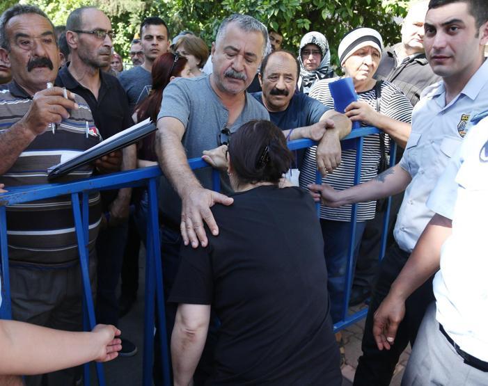 30 yıldır oturduğu evin ihalesini alamayınca sinir krizi geçirdi