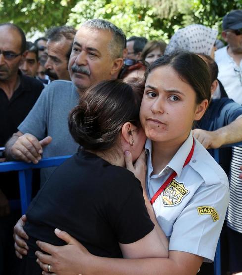 30 yıldır oturduğu evin ihalesini alamayınca sinir krizi geçirdi