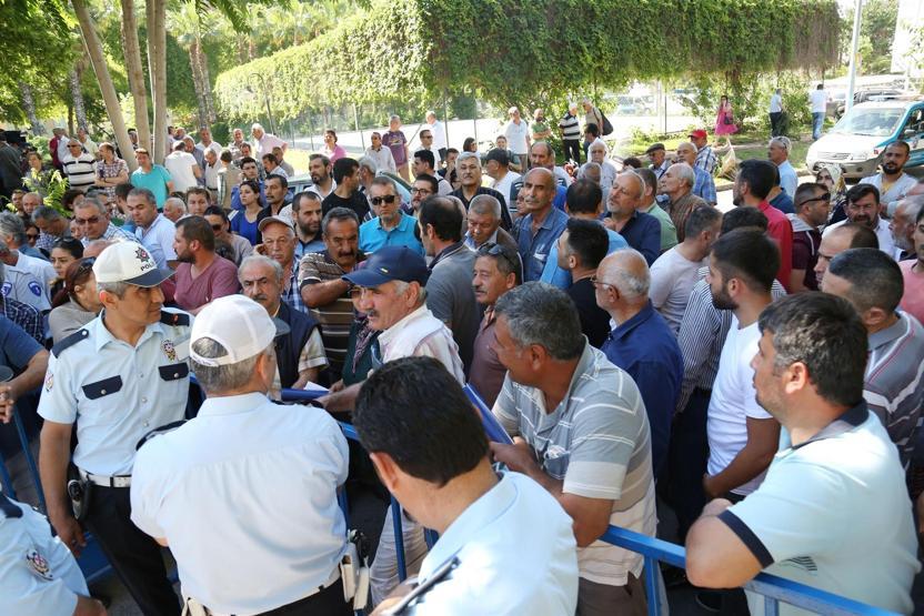 30 yıldır oturduğu evin ihalesini alamayınca sinir krizi geçirdi