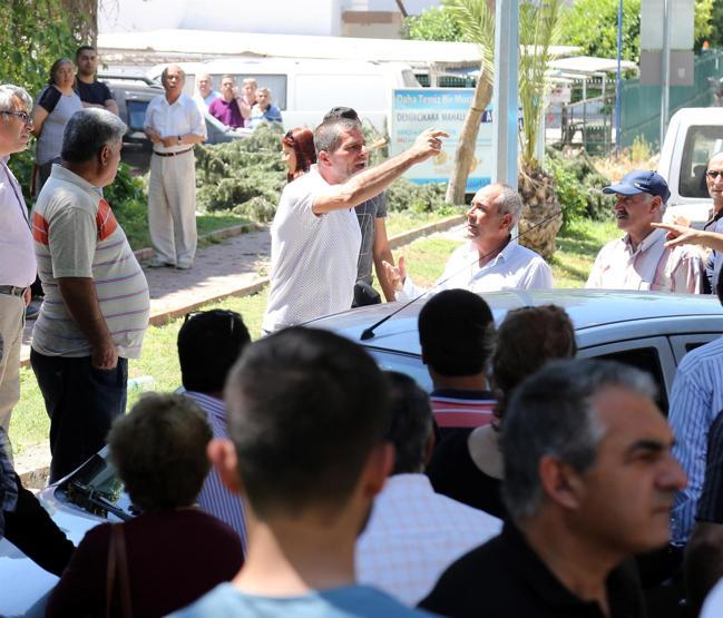 30 yıldır oturduğu evin ihalesini alamayınca sinir krizi geçirdi