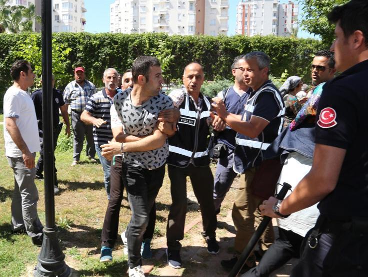 30 yıldır oturduğu evin ihalesini alamayınca sinir krizi geçirdi