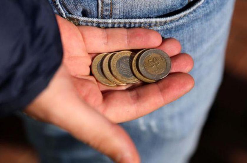 6 çocuğuna bakabilmek için bayat ekmek topluyor