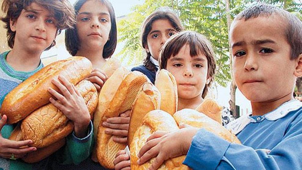 6 çocuğuna bakabilmek için bayat ekmek topluyor