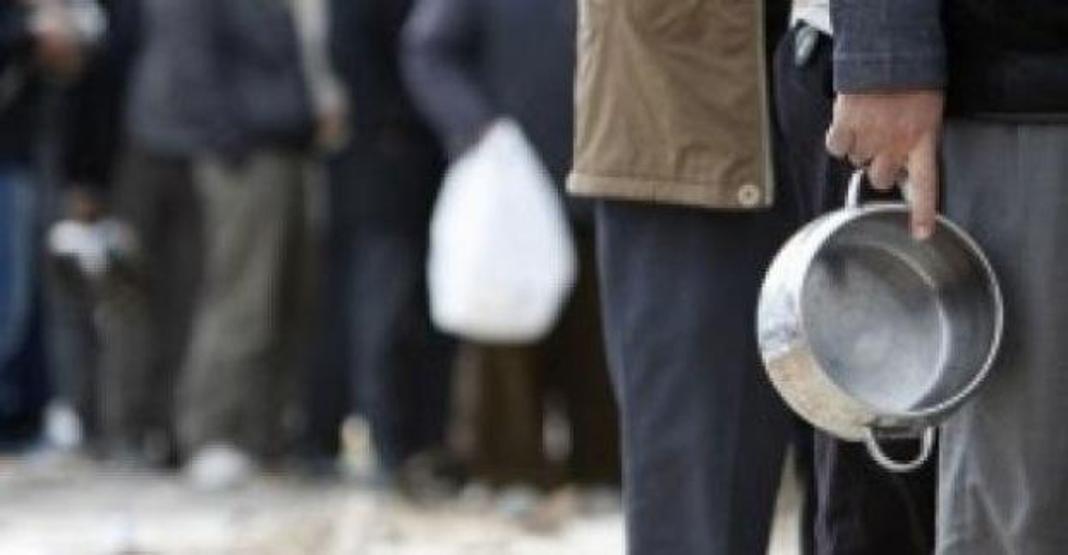 6 çocuğuna bakabilmek için bayat ekmek topluyor