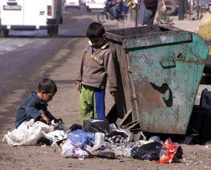 6 çocuğuna bakabilmek için bayat ekmek topluyor