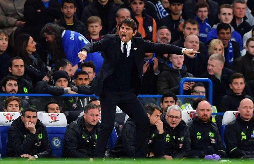Chelsea tribününde ağlayan gizemli kadın