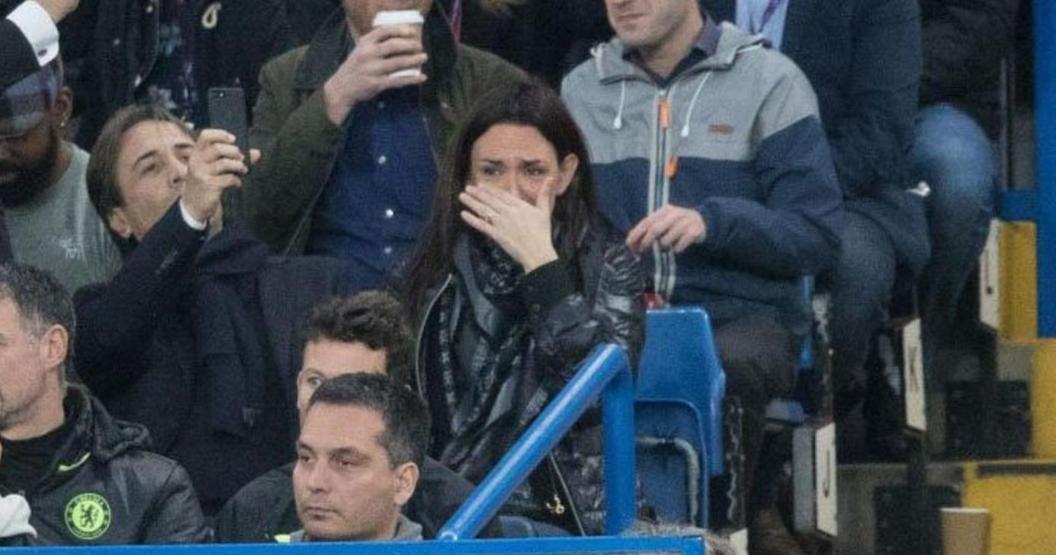 Chelsea tribününde ağlayan gizemli kadın