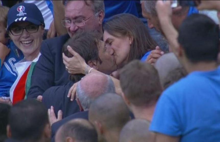 Chelsea tribününde ağlayan gizemli kadın