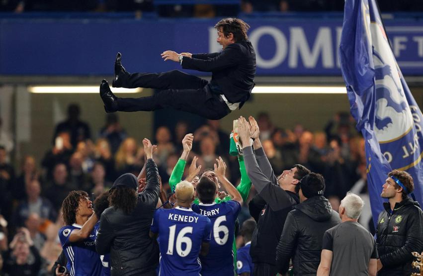 Chelsea tribününde ağlayan gizemli kadın