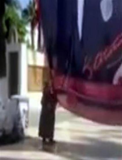 Atatürkün poster resmindeki elini defalarca öptü