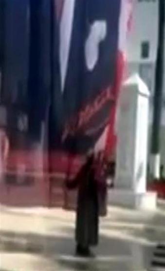 Atatürkün poster resmindeki elini defalarca öptü
