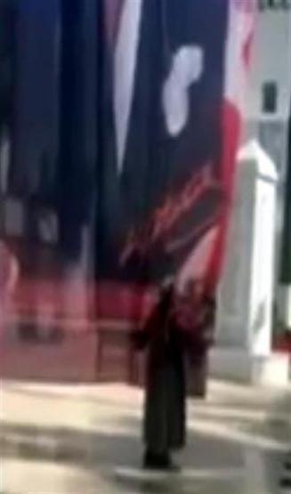 Atatürkün poster resmindeki elini defalarca öptü