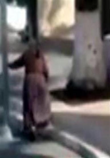 Atatürkün poster resmindeki elini defalarca öptü