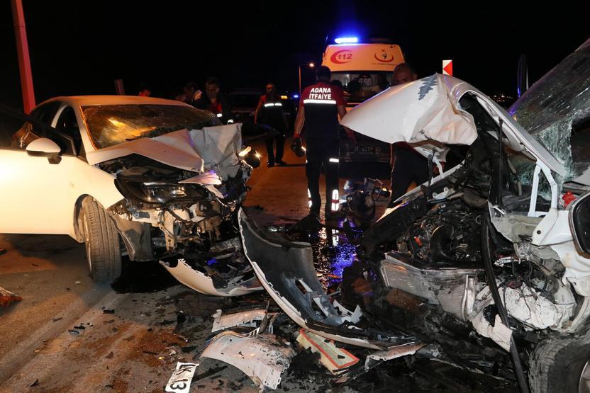 80 kilometre hızla kafa kafaya çarpıştılar: 1i ağır 4 yaralı