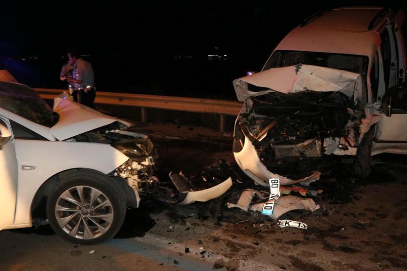 80 kilometre hızla kafa kafaya çarpıştılar: 1i ağır 4 yaralı