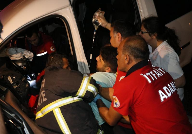 80 kilometre hızla kafa kafaya çarpıştılar: 1i ağır 4 yaralı