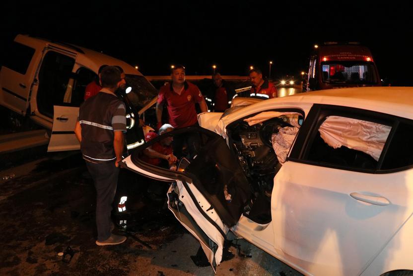 80 kilometre hızla kafa kafaya çarpıştılar: 1i ağır 4 yaralı