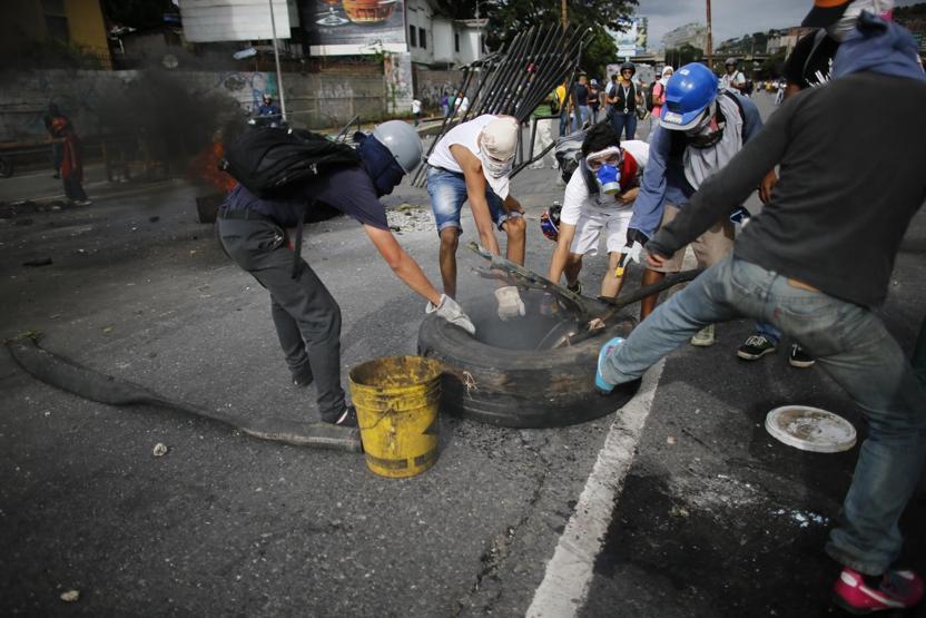 Venezuelada gösteriler sürüyor