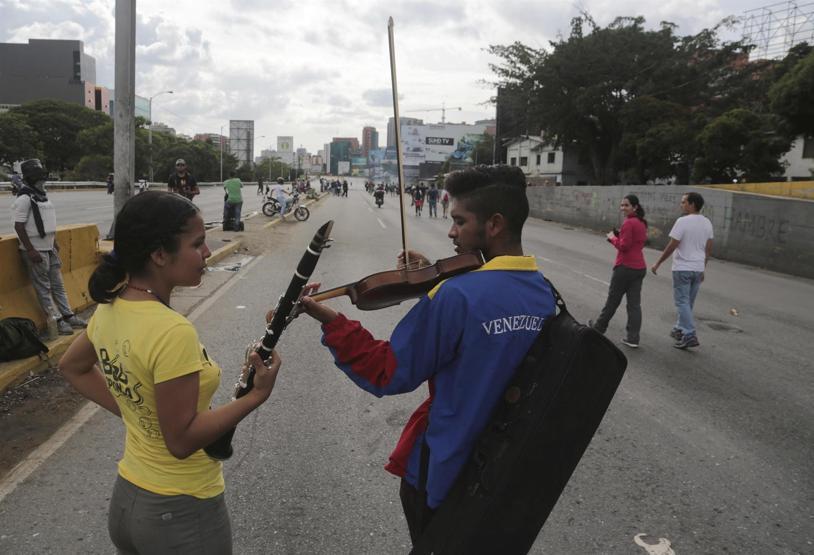 Venezuelada gösteriler sürüyor