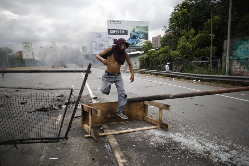 Venezuelada gösteriler sürüyor