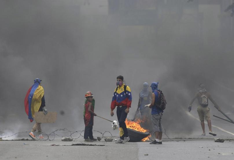 Venezuelada gösteriler sürüyor