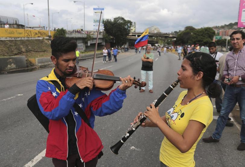 Venezuelada gösteriler sürüyor