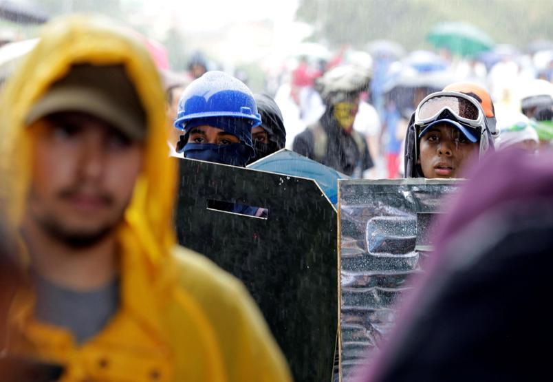 Venezuelada gösteriler sürüyor