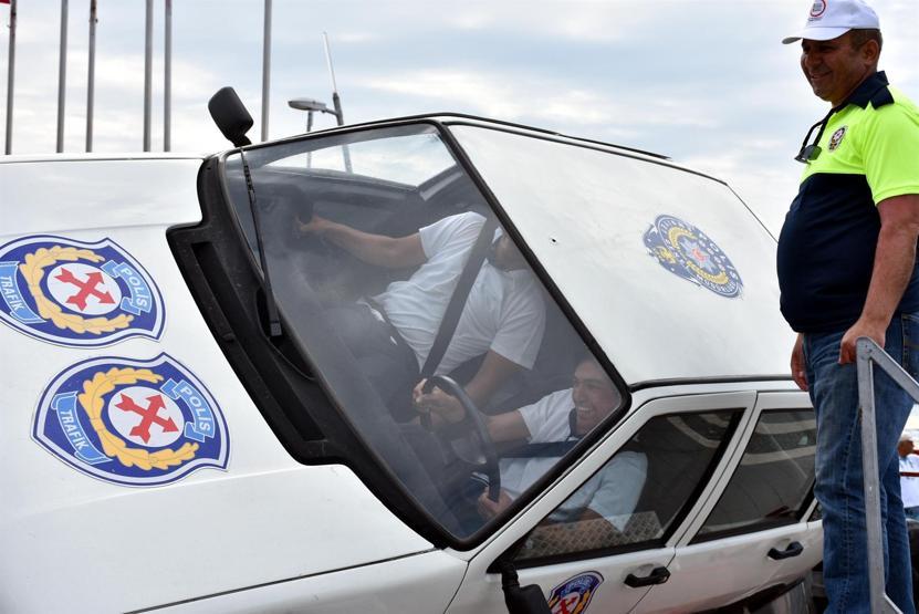 Alkol gözlüğü takıp penaltı atarak trafik eğitimi aldılar