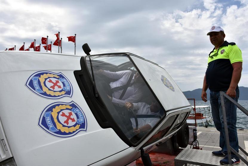Alkol gözlüğü takıp penaltı atarak trafik eğitimi aldılar