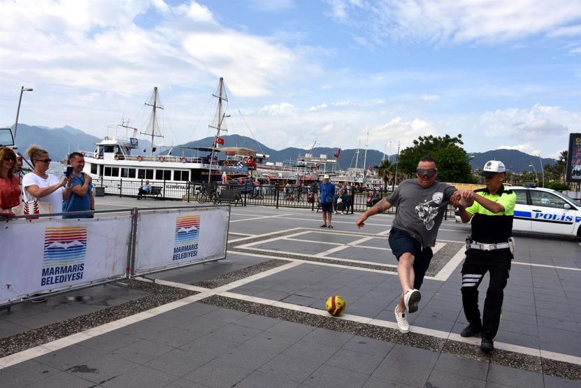 Alkol gözlüğü takıp penaltı atarak trafik eğitimi aldılar
