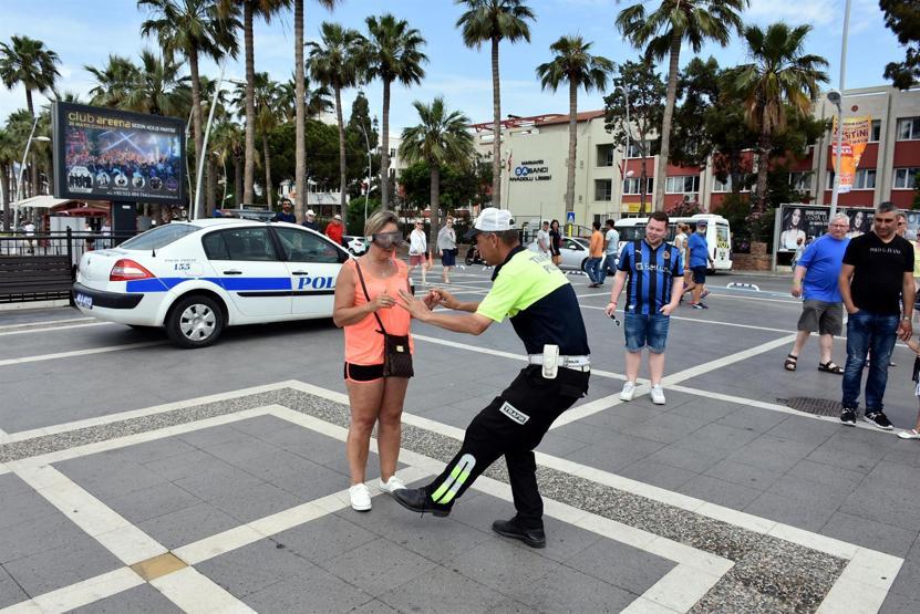 Alkol gözlüğü takıp penaltı atarak trafik eğitimi aldılar