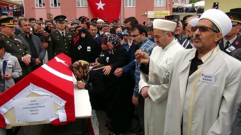 Maçka şehidinin cenaze namazını babası kıldırdı
