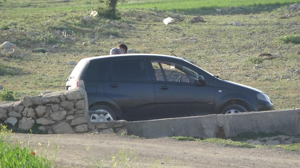 Kızını silah zoruyla kaçırıp rehin aldı