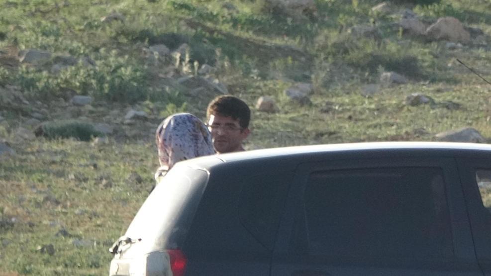Kızını silah zoruyla kaçırıp rehin aldı