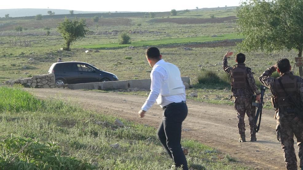 Kızını silah zoruyla kaçırıp rehin aldı