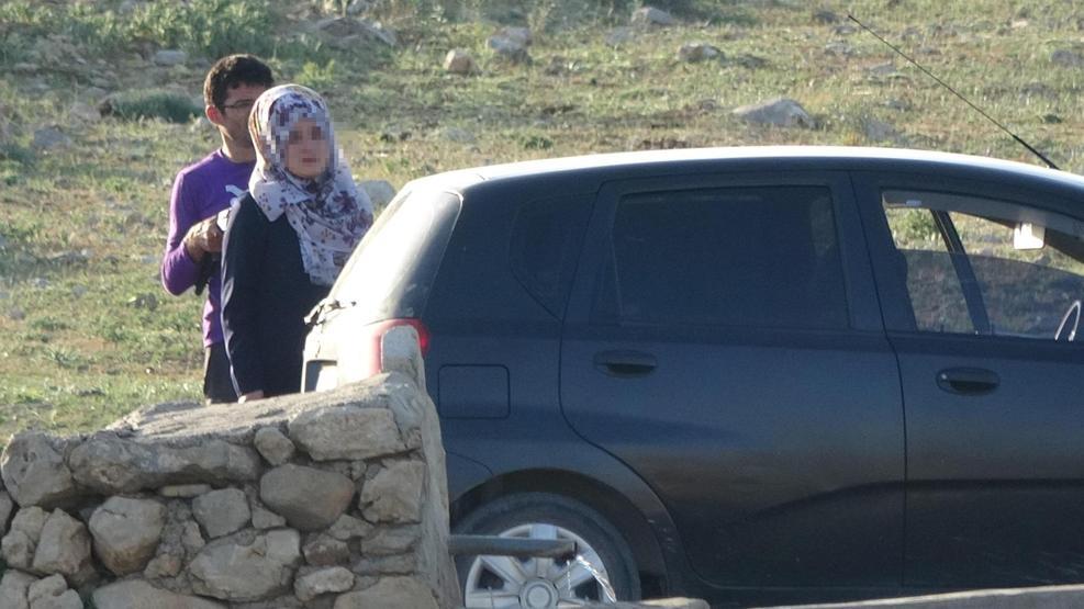 Kızını silah zoruyla kaçırıp rehin aldı