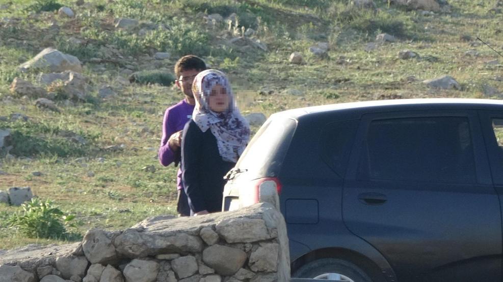 Kızını silah zoruyla kaçırıp rehin aldı