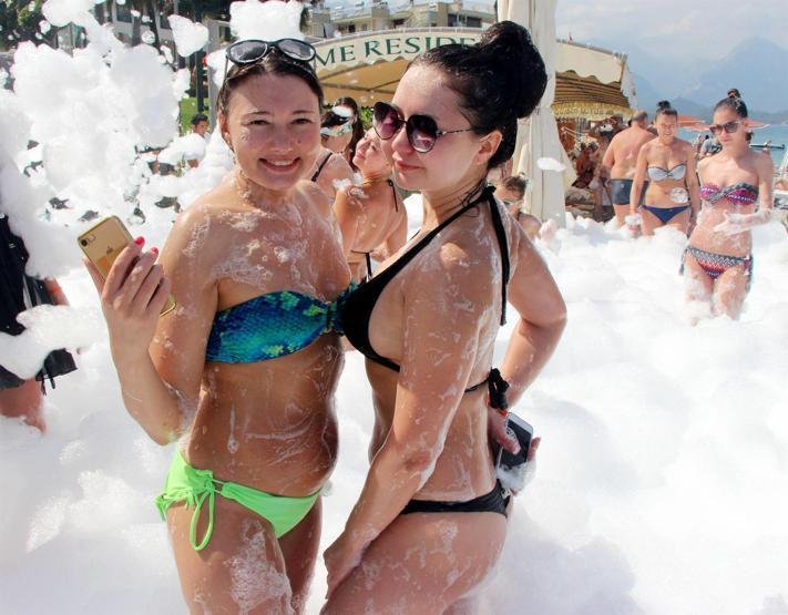 Antalyada turistler köpük partisinde eğlendi