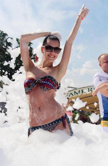 Antalyada turistler köpük partisinde eğlendi