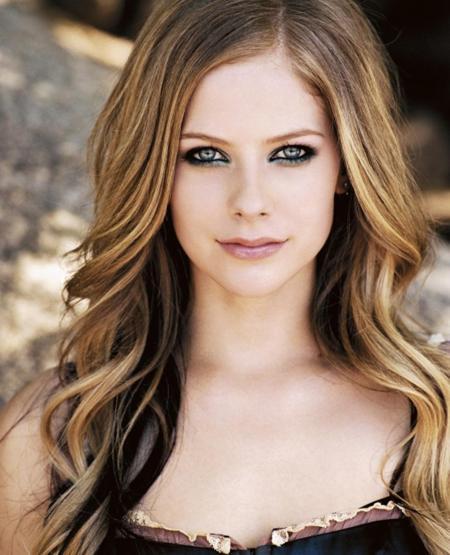 Sosyal medyaya bomba gibi düşen iddia: Avril Lavigne intihar mı etti