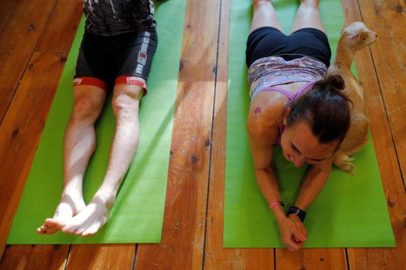 Onlar keçilerle yoga yapıyor