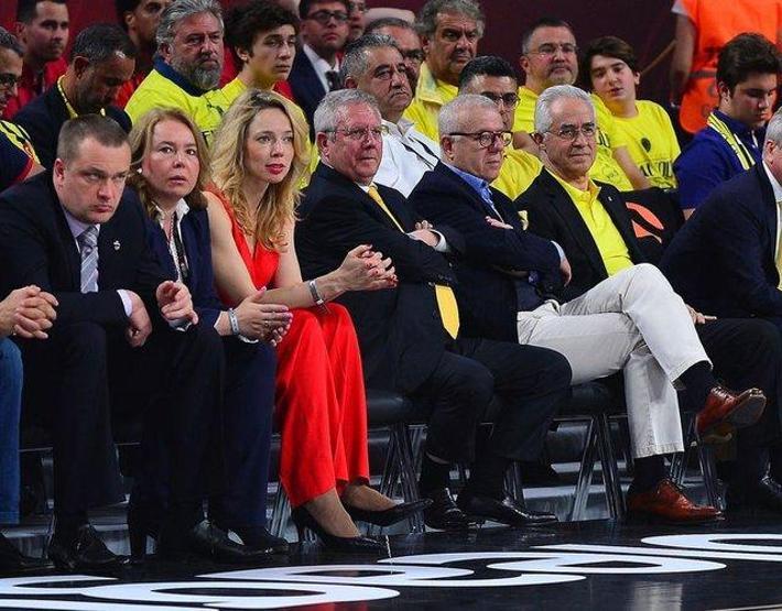 Final Fourun önüne geçti Aziz Yıldırımın yakınındaki kırmızı elbiseli kadın kim