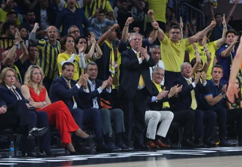 Final Fourun önüne geçti Aziz Yıldırımın yakınındaki kırmızı elbiseli kadın kim
