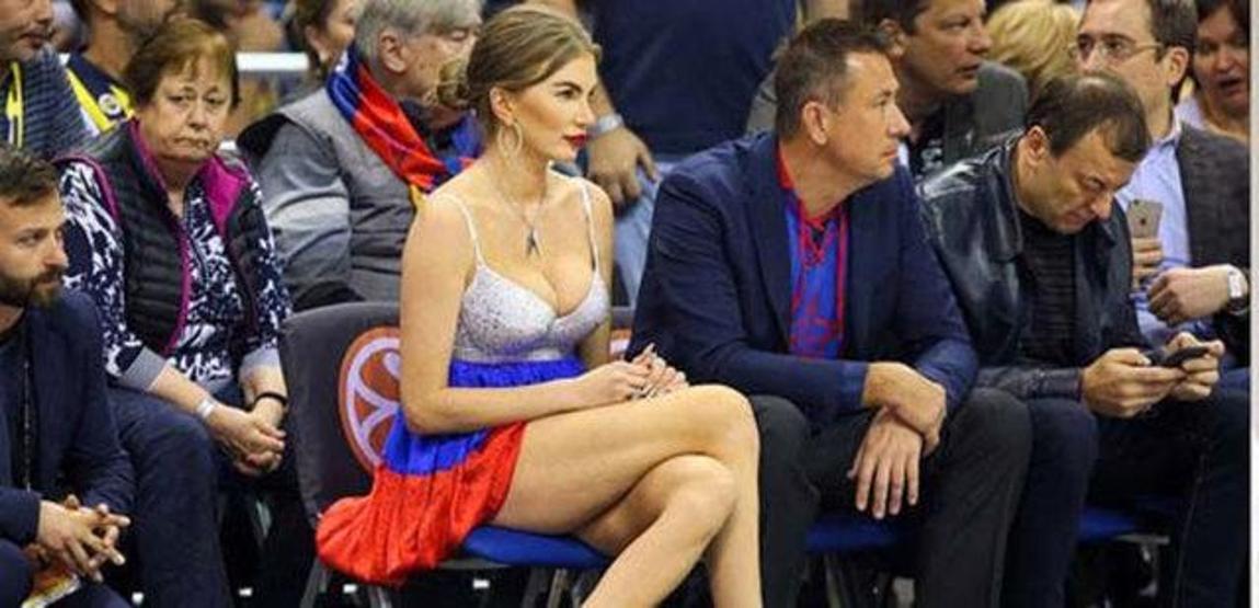 Final Fourun önüne geçti Aziz Yıldırımın yakınındaki kırmızı elbiseli kadın kim
