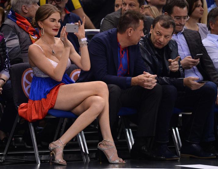 Final Fourun önüne geçti Aziz Yıldırımın yakınındaki kırmızı elbiseli kadın kim