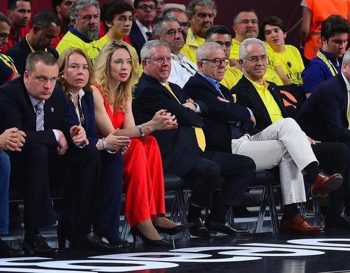 Final Fourun önüne geçti Aziz Yıldırımın yakınındaki kırmızı elbiseli kadın kim