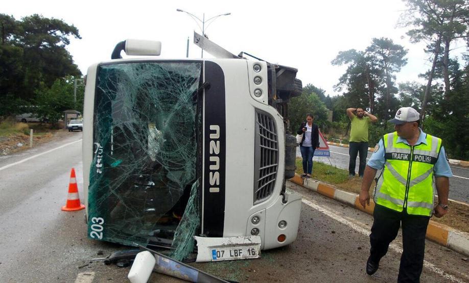 Kemerde tur midibüsü devrildi: 13 yaralı