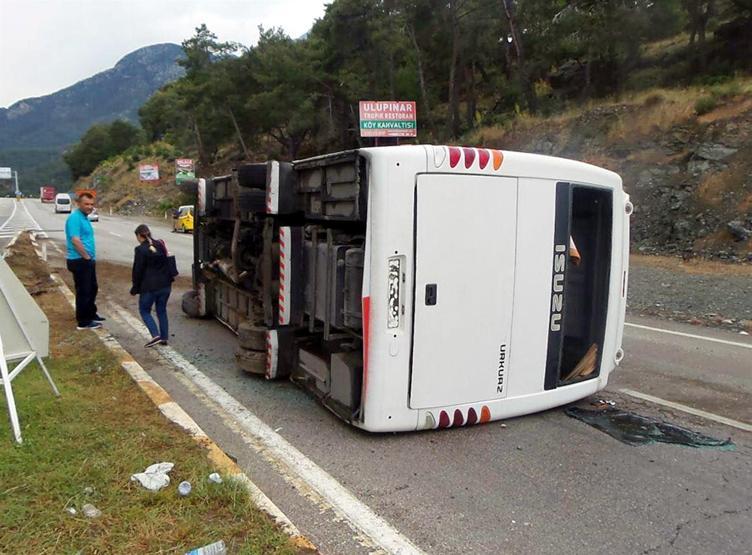 Kemerde tur midibüsü devrildi: 13 yaralı