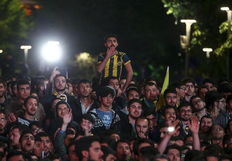 Türkiye Fenerbahçenin şampiyonluğunu böyle kutladı